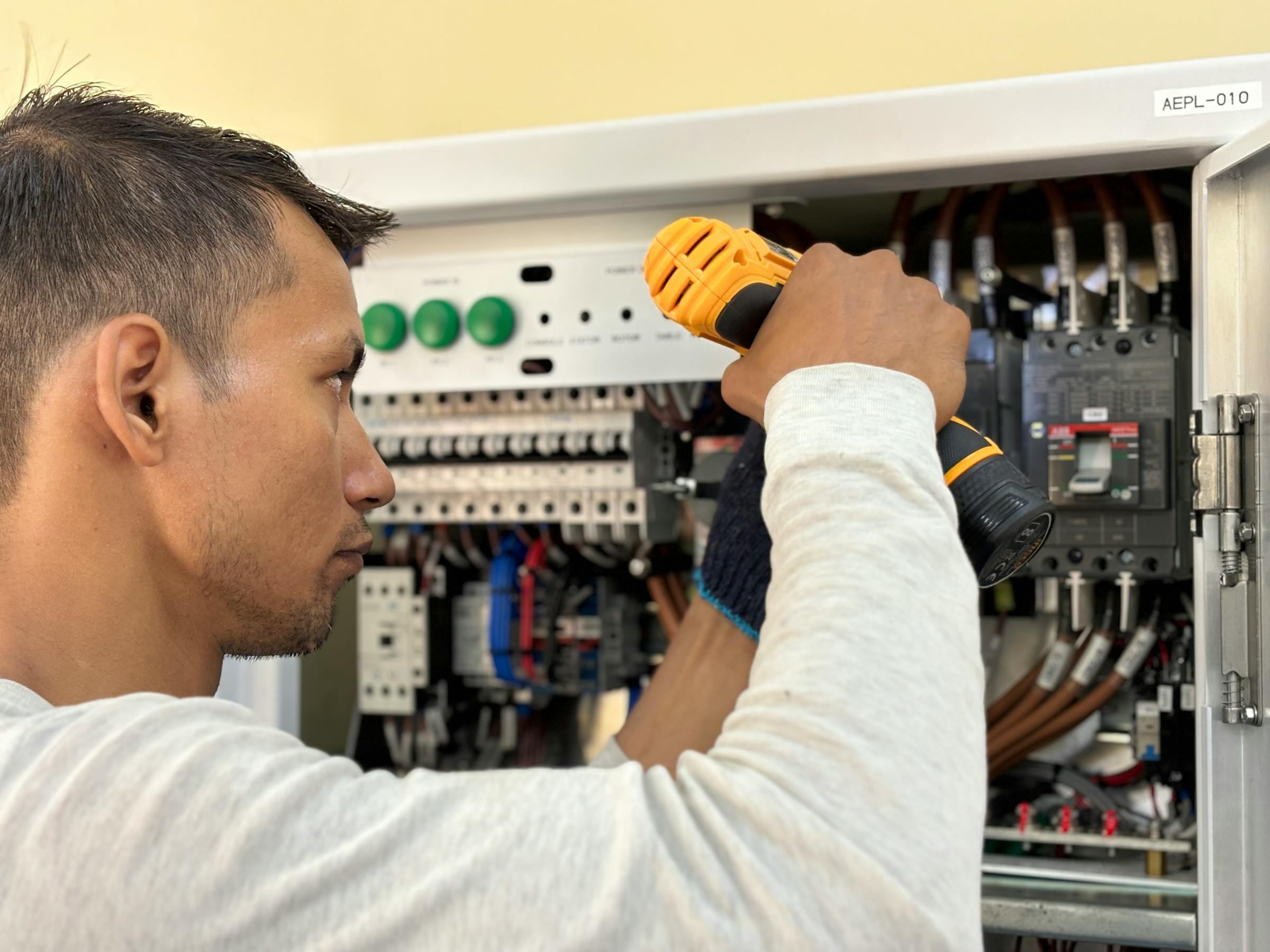 Elettricista di infrastrutture di ricarica al lavoro su un impianto